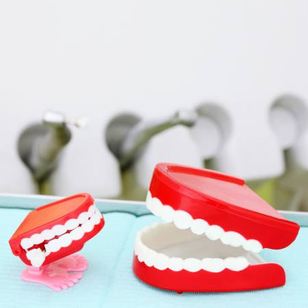tænder, rød, maxilar, fødder, tandlæge Pavel Losevsky - Dreamstime
