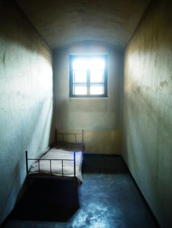 fængsel, celle, seng, vindue Constantin Opris - Dreamstime