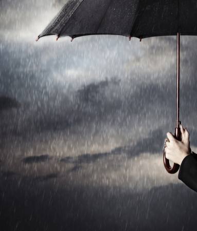 regn, paraply, dråber, hånd Arman Zhenikeyev - Dreamstime