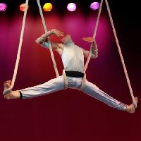 Pixwords Billedet med mand, hængende, cirkus, rød, strygere Galina Barskaya - Dreamstime