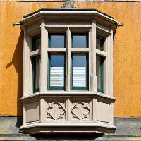 Pixwords Billedet med vinduer, balkon, vindue, gul, orange, bygning Gkuna