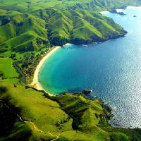 Pixwords Billedet med vand, hav, hav, strand, grønne, bjerg, bugten Cloudia Newland - Dreamstime