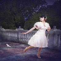 kvinde, hvid, kjole, have, gåtur Evgeniya Tubol - Dreamstime