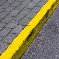 Pixwords Billedet med gul, vej, fortov, mursten, asfalt Rtsubin