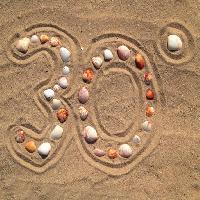 Pixwords Billedet med tredive, sand, strand, skaller, varme Battrick