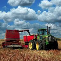 Pixwords Billedet med traktor, sky, skyer, felt Lorraine Swanson (Pixart)