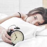 Pixwords Billedet med ur, kvinde, seng, alarm Pavalache Stelian - Dreamstime