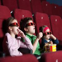 Pixwords Billedet med børn, ur, film, popcorn, sæder, rød Agencyby - Dreamstime
