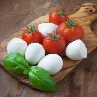 Pixwords Billedet med mad, tomater, grøn, grøntsager, ost, hvid Unknown1861 - Dreamstime