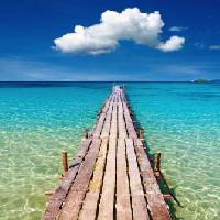 Pixwords Billedet med hav, vand, gåtur, træ, dæk, hav, blå, himmel, sky Dmitry Pichugin - Dreamstime