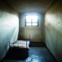 Pixwords Billedet med fængsel, celle, seng, vindue Constantin Opris - Dreamstime