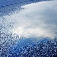 Pixwords Billedet med vand, asfalt, himmel, refleksion, vej Bellemedia - Dreamstime
