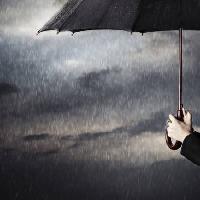 Pixwords Billedet med regn, paraply, dråber, hånd Arman Zhenikeyev - Dreamstime