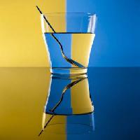 Pixwords Billedet med glas, ske, vand, gul, blå Alex Salcedo - Dreamstime
