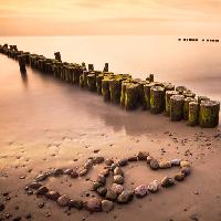 Pixwords Billedet med vand, hjerte, hjerter, sten, tra, sand, strand Manuela Szymaniak (Manu10319)