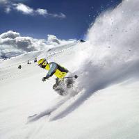 Pixwords Billedet med vinter, ski, skilober, bjerg, sne, himmel Ilja Mašík