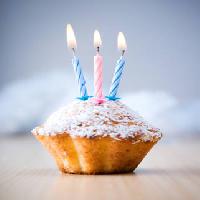 Pixwords Billedet med stearinlys, kage, cupcake, spise, mad, ild, lys Alena Stankevich - Dreamstime
