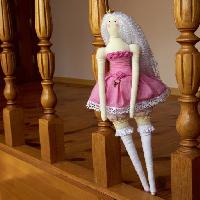 Pixwords Billedet med dukke, barbie, tra, trapper, marionet Irinavk