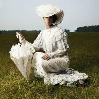 Pixwords Billedet med kvinde, gamle, paraply, hvid, felt, græs George Mayer - Dreamstime
