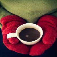 kop, kaffe, kaffe, hænder, rød, handsker, grøn Edward Fielding - Dreamstime