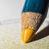 Pixwords Billedet med gul, farvekridt, pen, blyant, skrive Radub85 - Dreamstime